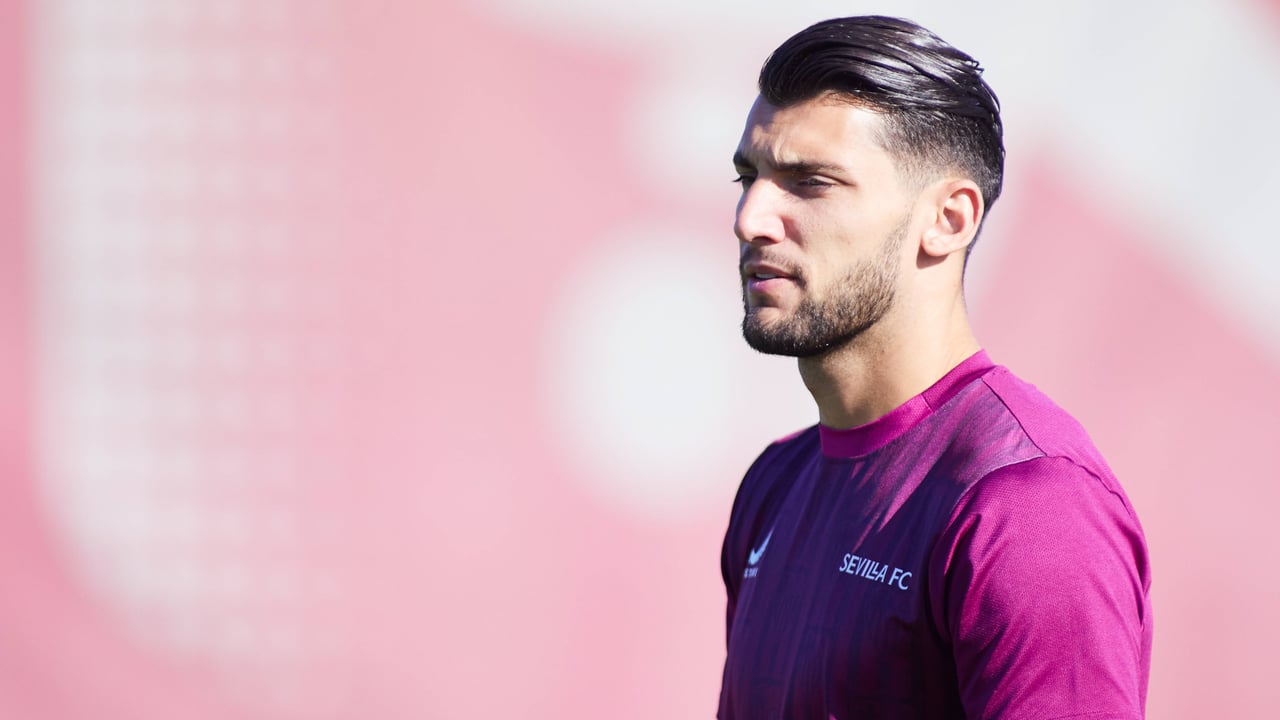 Rafa Mir está de vuelta y el Sevilla negocia a toda prisa para buscarle una salida