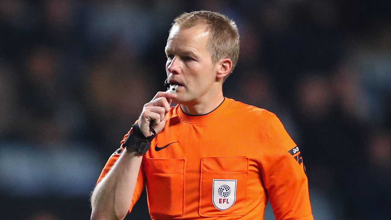 Balón en juego: ¿Qué pasa si toca el árbitro el balón? | Regla 9 del reglamento FIFA del fútbol