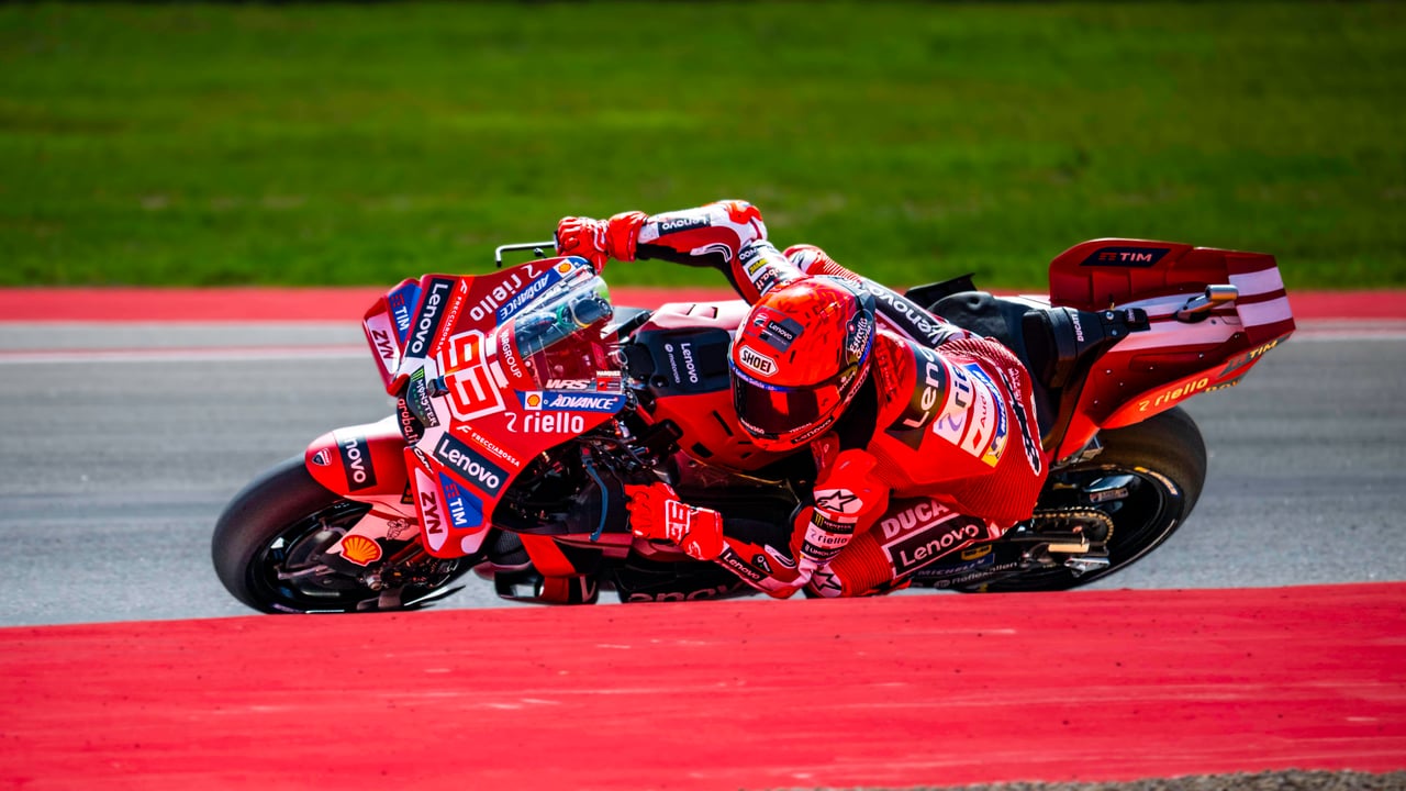 Marc Márquez se lleva un duro golpe en la parrilla de salida del GP de Aragón
