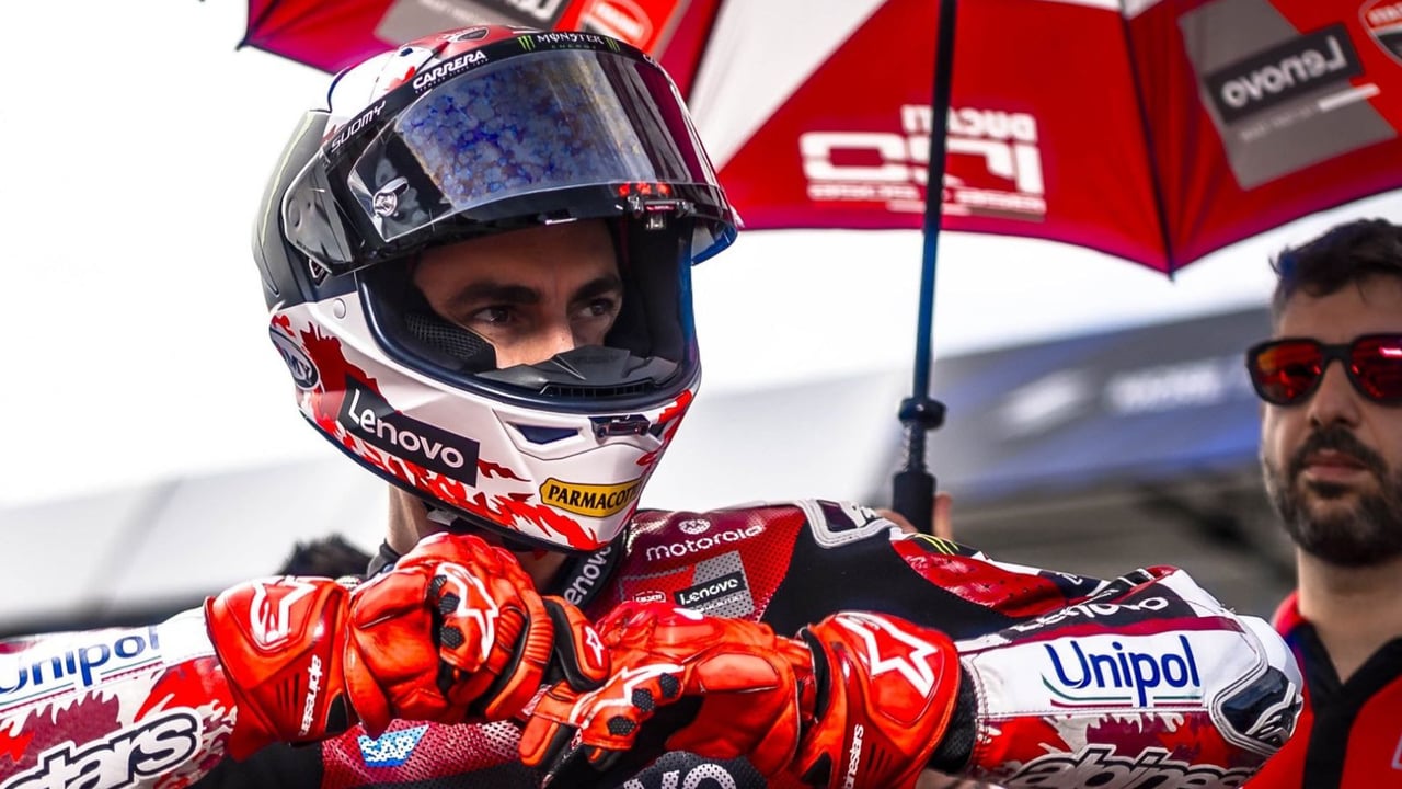 Davide Brivio, jefe del equipo satélite de Aprilia: "Dicen que Marc Márquez le quitaba las piezas a su compañero. Valentino Rossi nunca lo hizo. Siempre fue justo y leal"