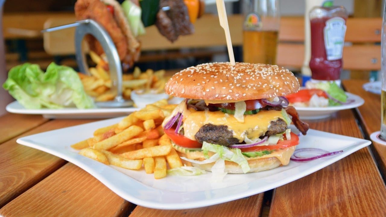 Un nutricionista desvela el alimento "más peligroso": Ni hamburguesas, ni helados, ni cerveza