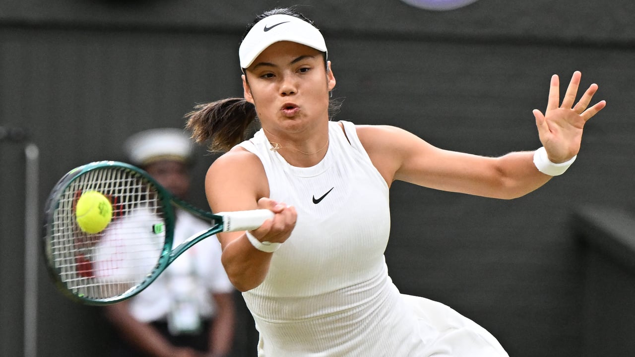 Raducanu arrasa a Sakkari en Wimbledon