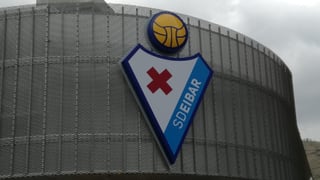 Escudo del Eibar: historia, significado, heráldica y evolución del emblema de los eibarreses