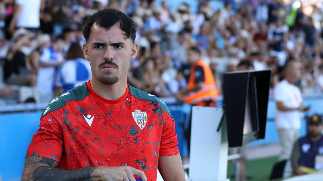 Álex Sola vuelve a entrenar con la UD Almería y recibe el apoyo de Pacheta: "Es un ser humano extraordinario"