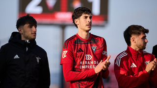 Un histórico Carlos Fernández mantiene vivo al Mirandés en el sueño de la permanencia en Segunda