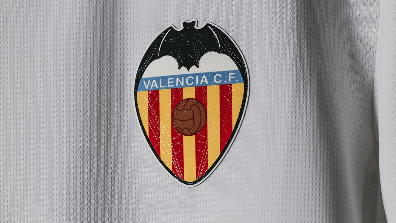 La camiseta del Valencia 26/27: blanco y rojo se funden en el último homenaje a Mestalla