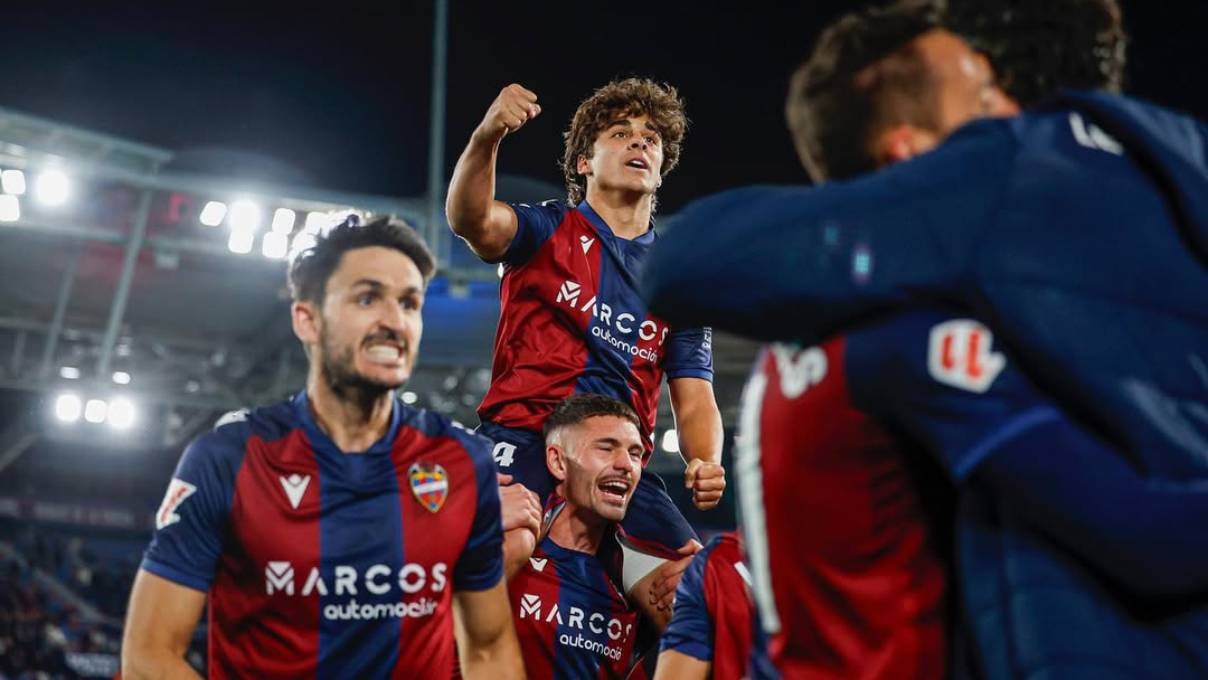 Interés de Villarreal, Celta y Real Sociedad en el fichaje de Carlos Álvarez; el Sevilla, pendiente