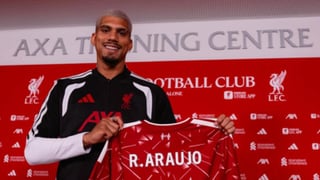 El Liverpool hace oficial la incorporación de Ronald Araújo procedente del Barcelona