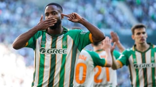 Diego Llorente la echa al suelo y Bakambu tranquiliza con su lesión