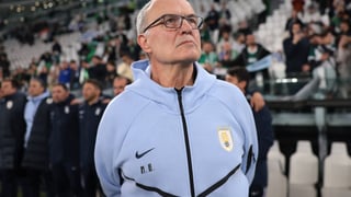 Los jugadores de Uruguay plantan cara a Marcelo Bielsa antes del partido contra España en el Mundial