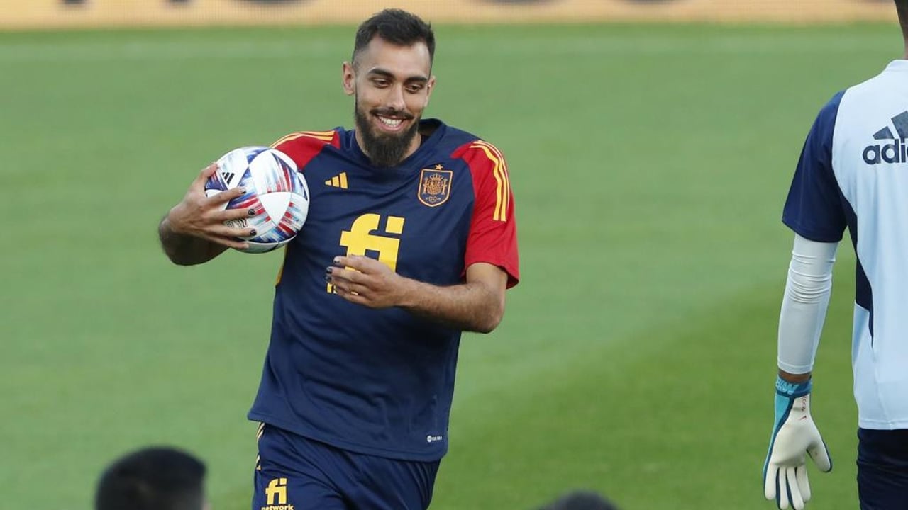 Álex Moreno y Borja Iglesias se cuelan en la lista de la IA para el Mundial de Qatar, pero no en la de Luis Enrique