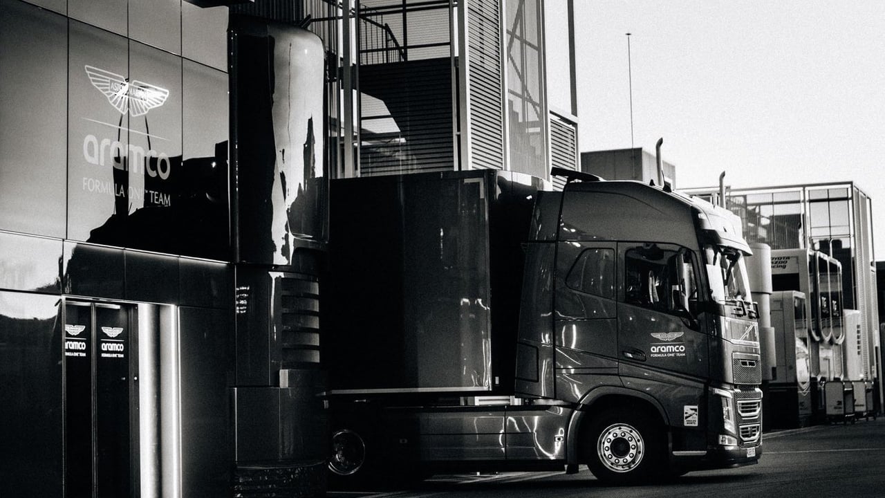 El Aston Martin está más cerca de arrancar: Llega a Barcelona, pero falta el montaje