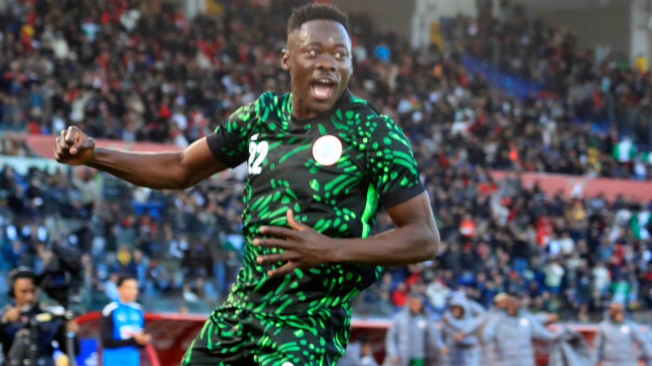 Akor Adams, delantero del Sevilla, llama a la puerta de García Plaza desde la distancia