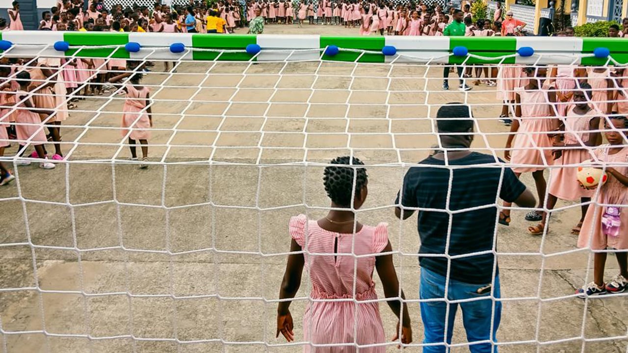 Gesto solidario del Betis con la donación de porterías a dos colegios de Guinea Ecuatorial
