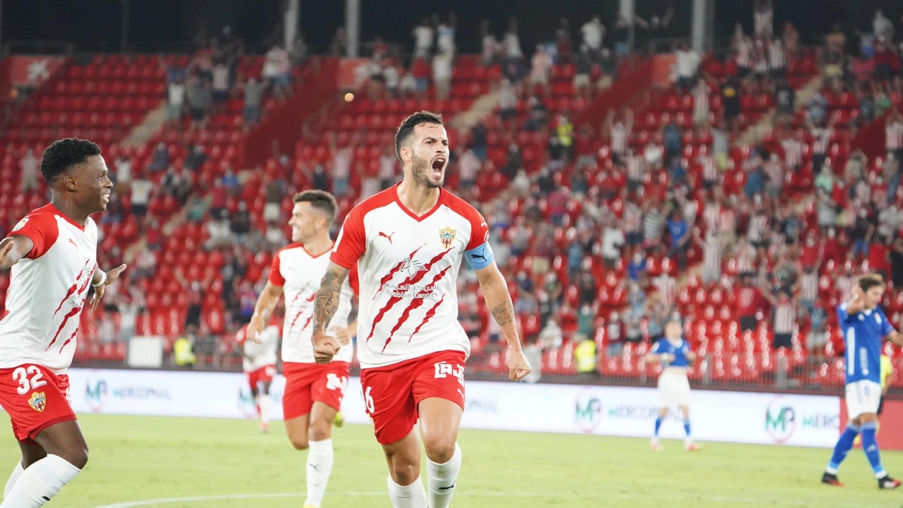 Llegó al Almería como una estrella y se salió: ahora su afición le pita y su futuro es una incógnita