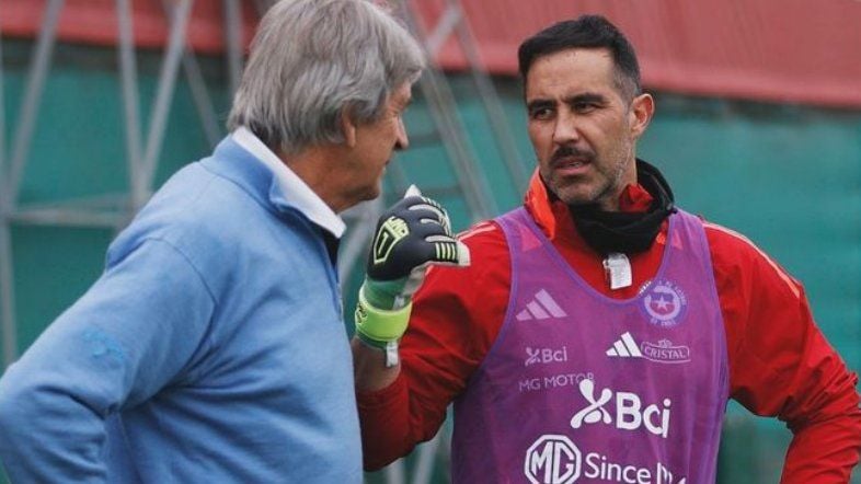 Claudio Bravo hace una curiosa petición al Betis y aclara su futuro