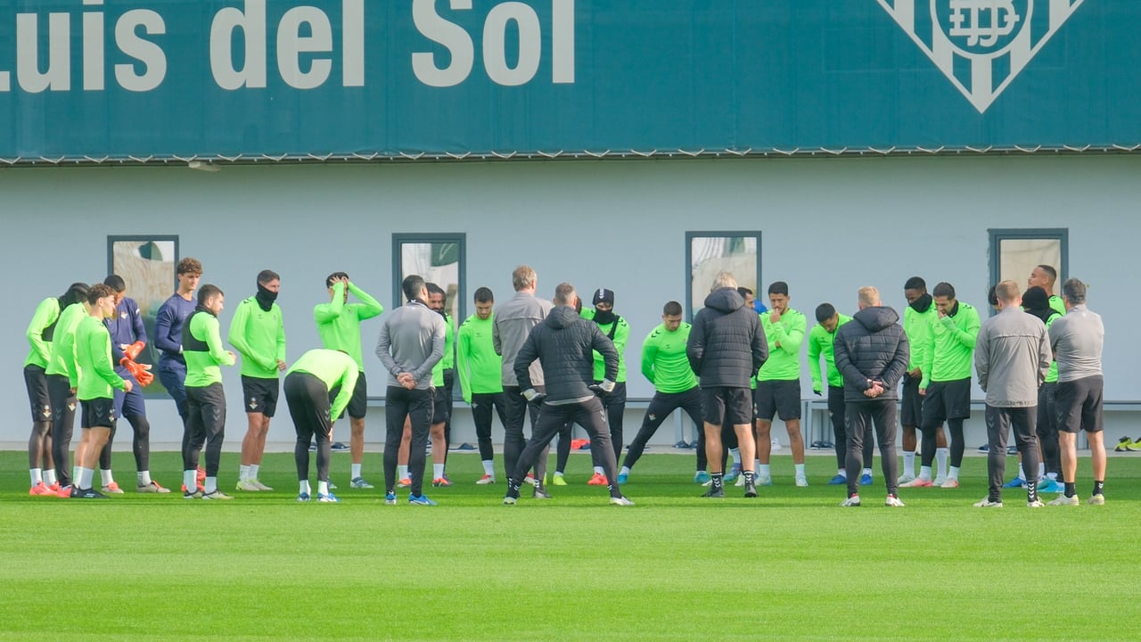 Gabinete de crisis y nueva baja en la vuelta al trabajo del Betis