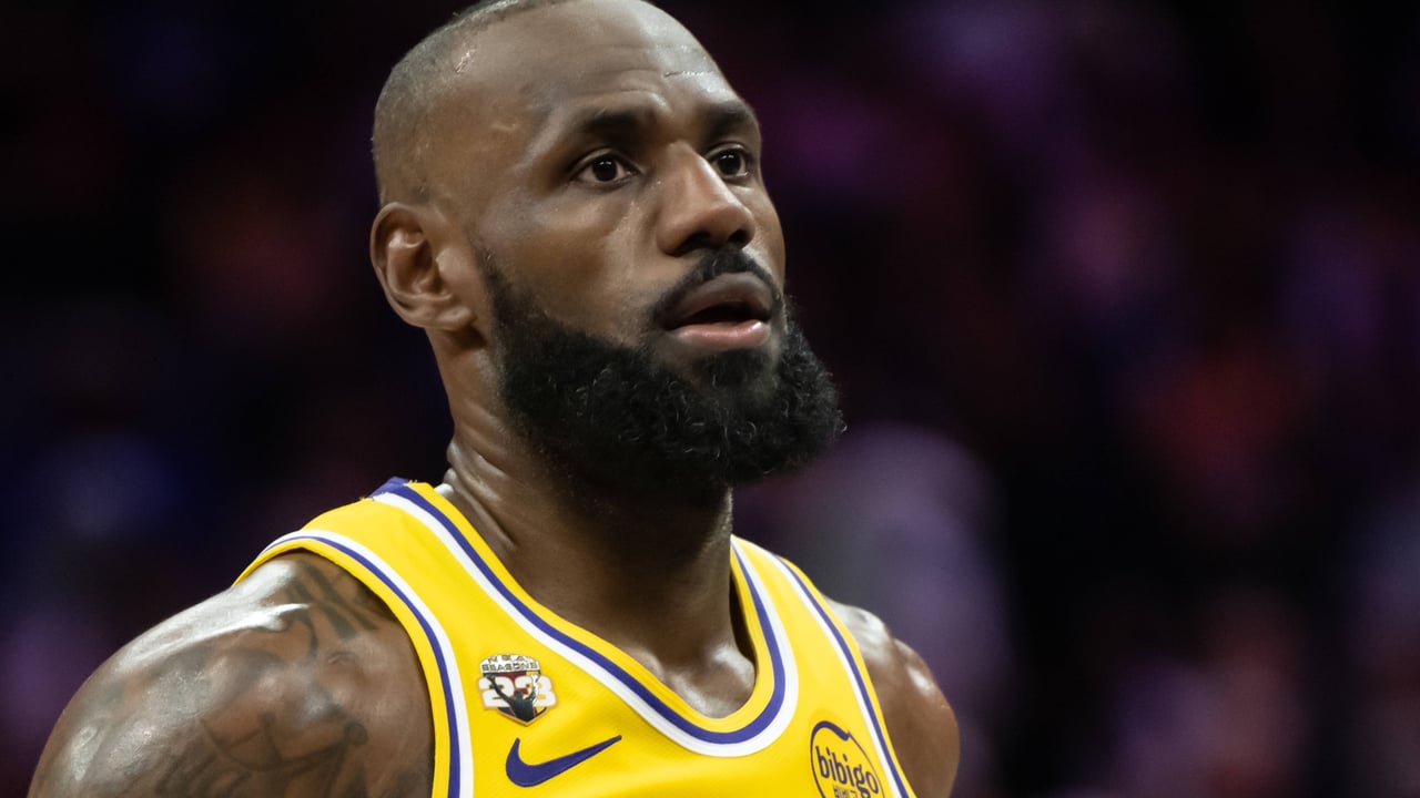 LeBron James fija una postura y monta el lío
