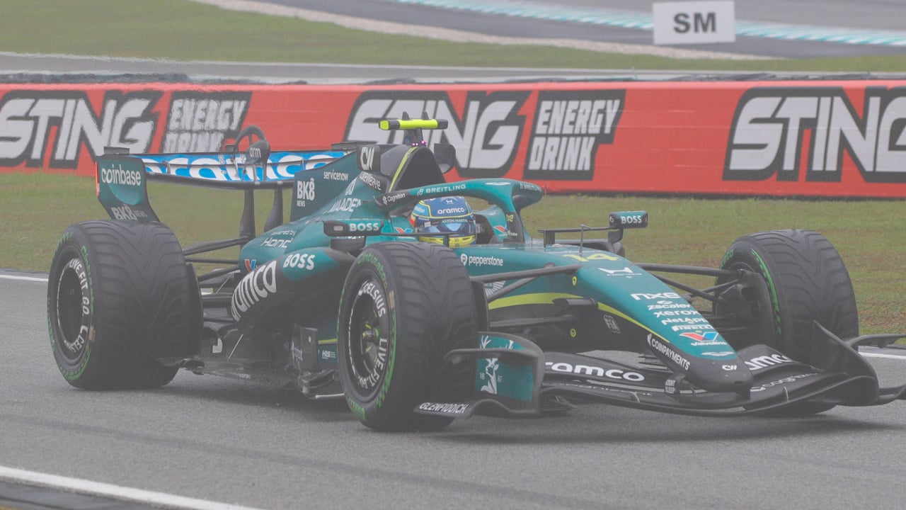 Fernando Alonso obra el milagro bajo la lluvia de Sepang