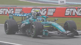 Fernando Alonso obra el milagro bajo la lluvia de Sepang