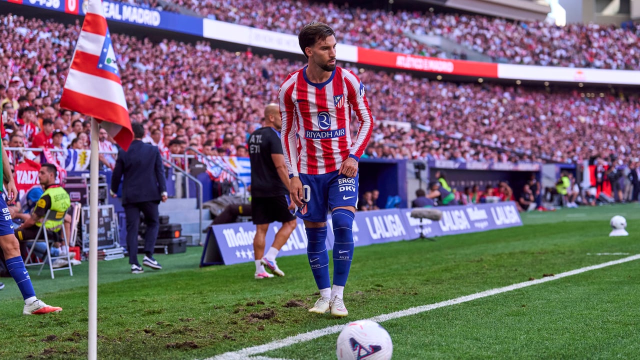 Álex Baena responde a Mourinho tras el derbi: "El show con los papelitos me parece de rabieta"