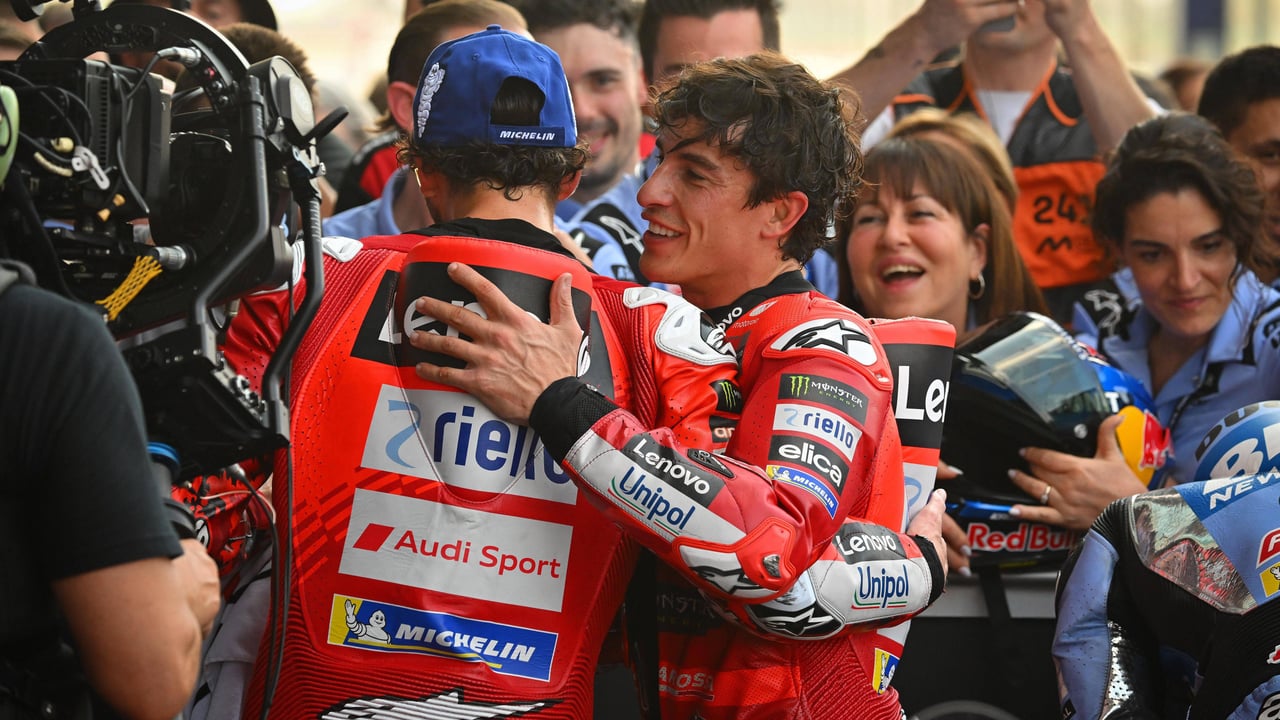 Marc Márquez saca sus nuevos trucos de Pecco Bagnaia