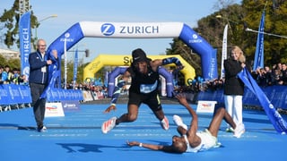 Kitata Tola y Alisa Vainio conquistan un Maratón de Sevilla histórico decidido por la foto finish