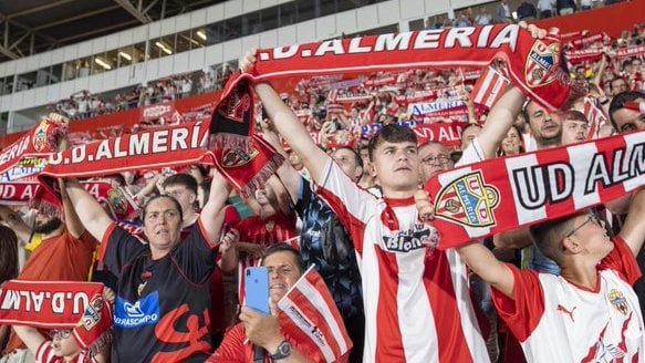 La afición del Almería, indignada por la 'intromisión' del Sevilla