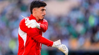 Alberto Flores, el 'plan B' del Sevilla para cubrirse las espaldas y con su futuro en el aire