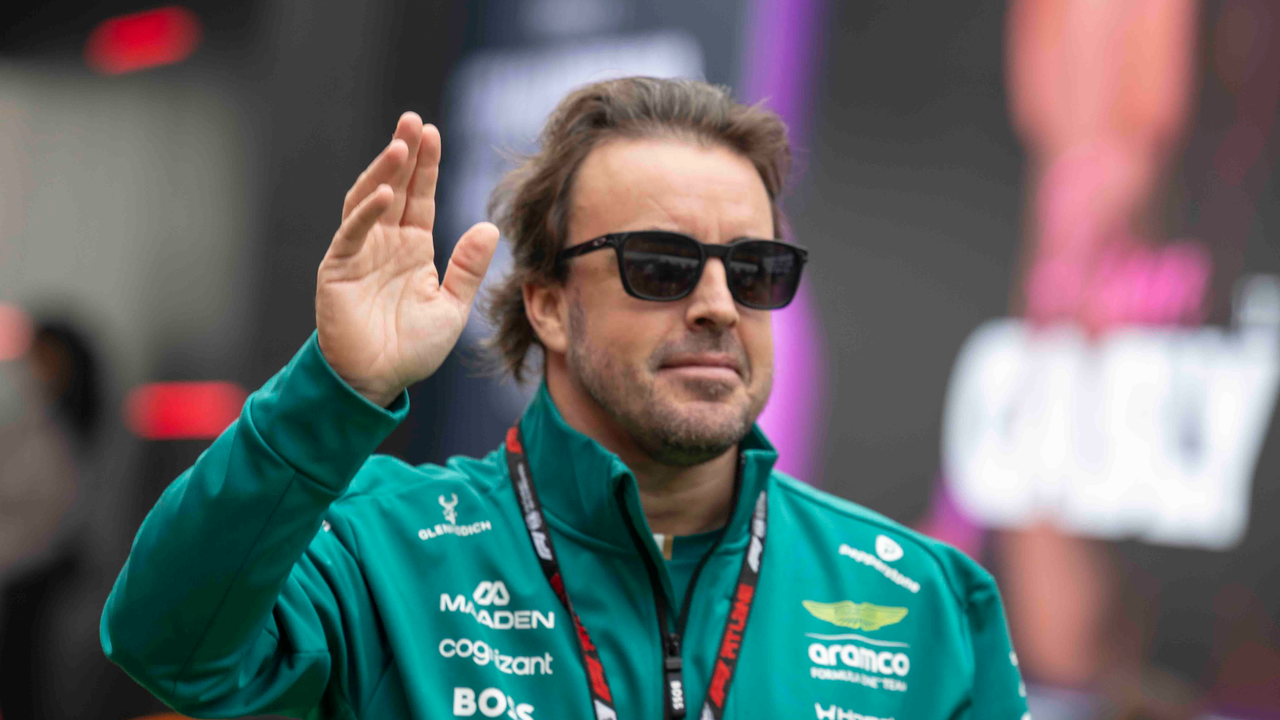 Fernando Alonso coge del cuello a Álex Albon en un acto del GP de México