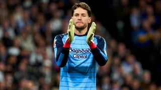 La Real Sociedad echa balones fuera con Álex Remiro y alimenta el debate en la portería: "Estamos tranquilos"