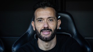 Corberán, técnico del Valencia, critica a LaLiga y exculpa al Betis: "Ellos solo se han acogido a una norma"