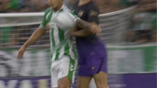 División de opiniones con el gol anulado al Betis por una mano del Cucho para empatar al Barça: "Se lleva el balón de forma intencionada"