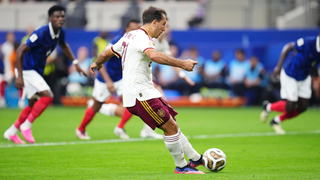 Oyarzabal rompe su sequía, supera a Hierro y hace historia con España