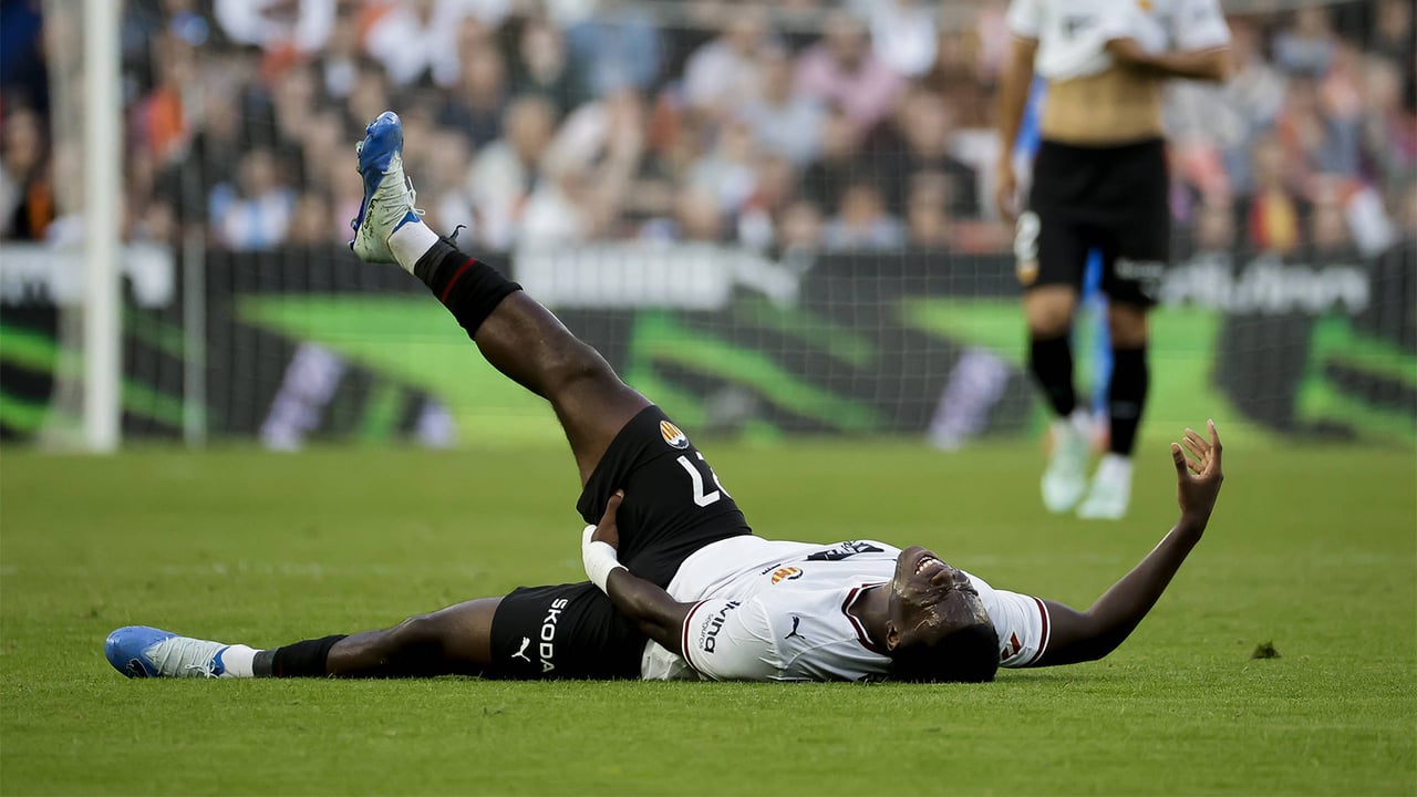 Mestalla se queda helado con la lesión de David Otorbi: el Valencia confirma la rotura