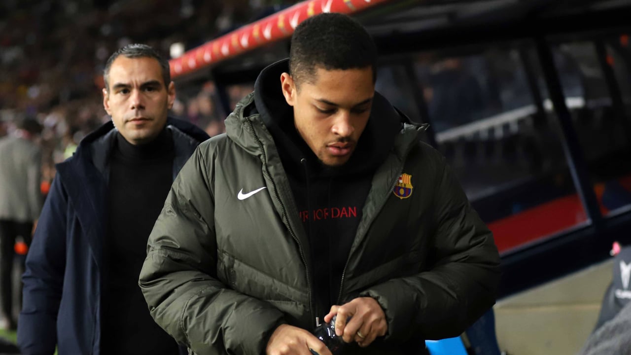 Vitor Roque atiza al Barça y se rinde al Betis