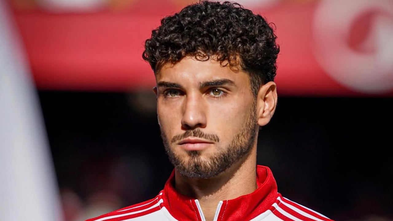 El Sevilla frena la salida de Álex Costa con una elevada opción de compra y se atasca su situación