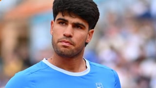 Carlos Alcaraz inicia su defensa en Montecarlo con firmeza y un claro mensaje para Jannik Sinner