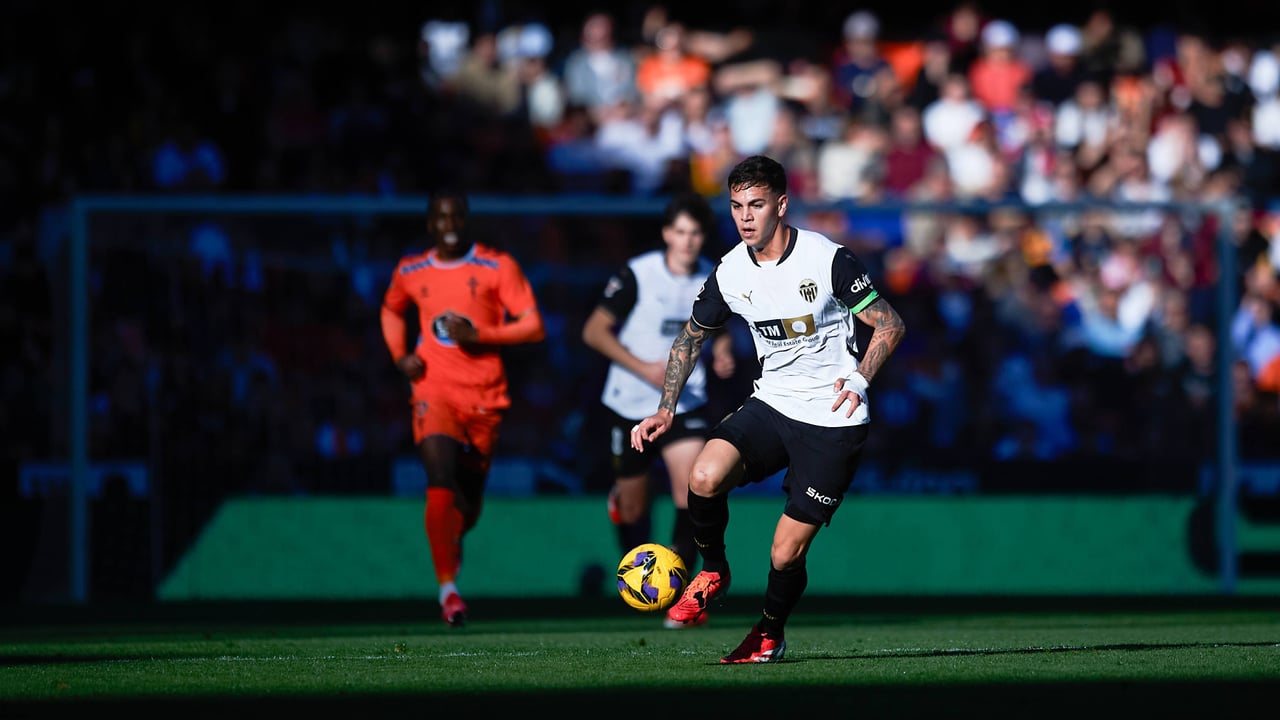 Barrenechea genera multitud de intereses pero el quiere seguir en el Valencia