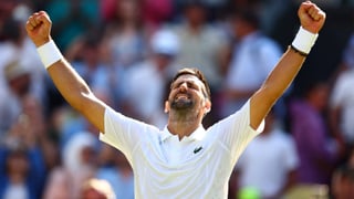 Djokovic va en serio a por Wimbledon, iguala a Federer y amenaza a Sinner