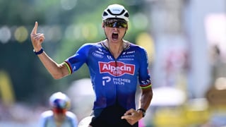 Van der Poel hace de las suyas en el Tour de Francia y hasta Pogacar se rinde