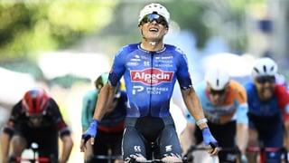 Philipsen se impone en Voiron y Pogacar se toma un descanso