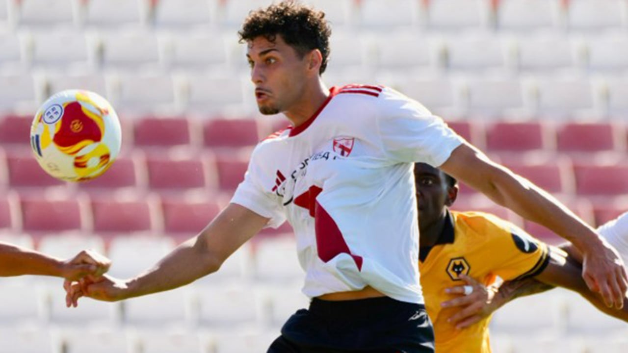 Álex Costa aprieta al Sevilla para que cumpla su promesa