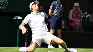 Jannik Sinner hace saltar las alarmas en su debut en Wimbledon