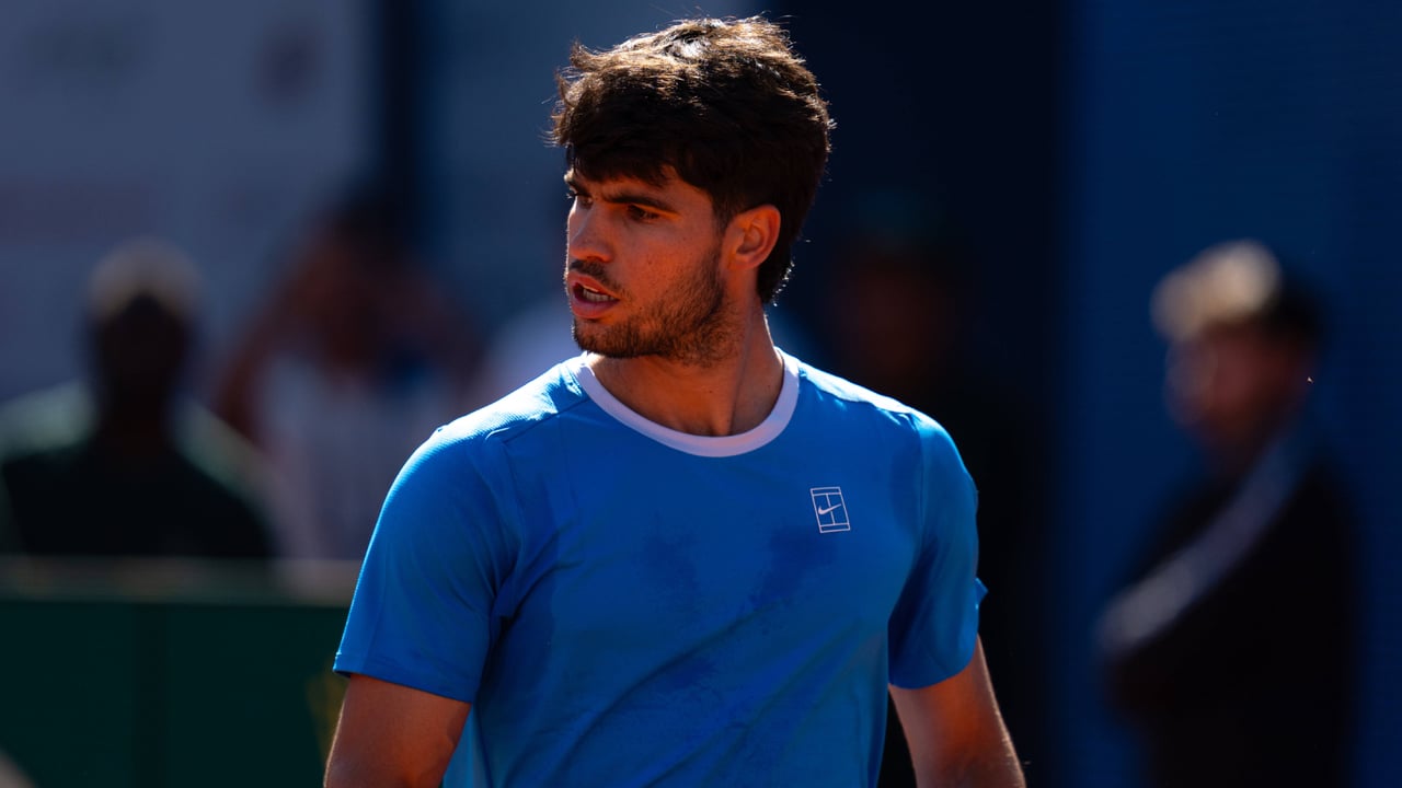 Carlos Alcaraz enciende las alarmas en el Conde de Godó con una lesión