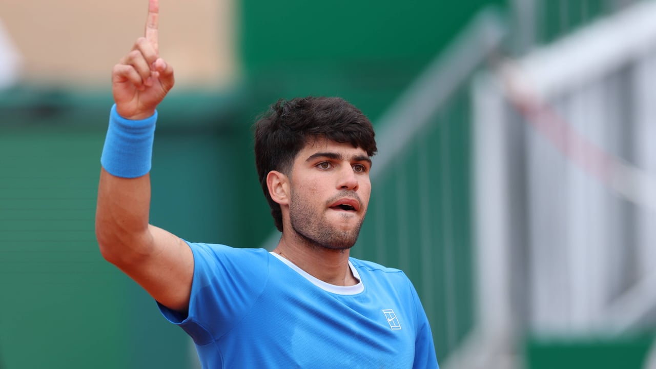 Carlos Alcaraz marca a Jannik Sinner