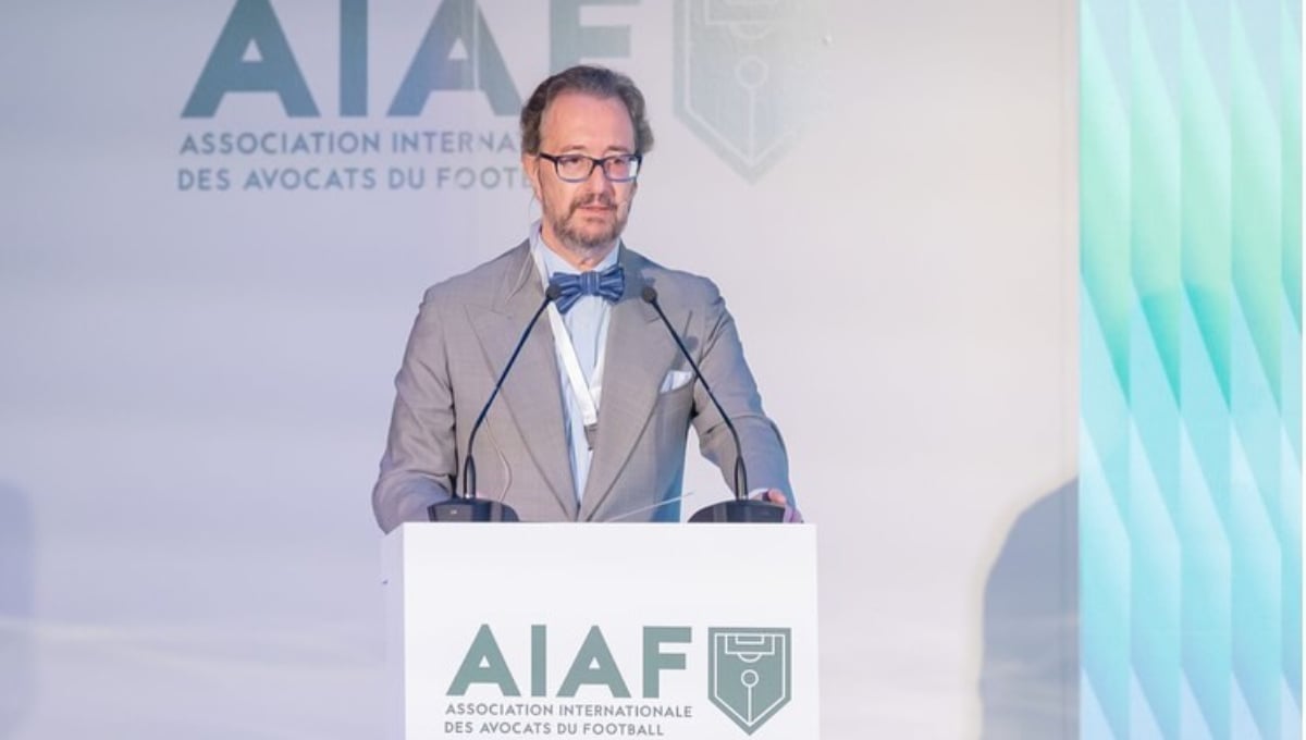 El 'hombre de la pajarita' y el teatro del Sevilla