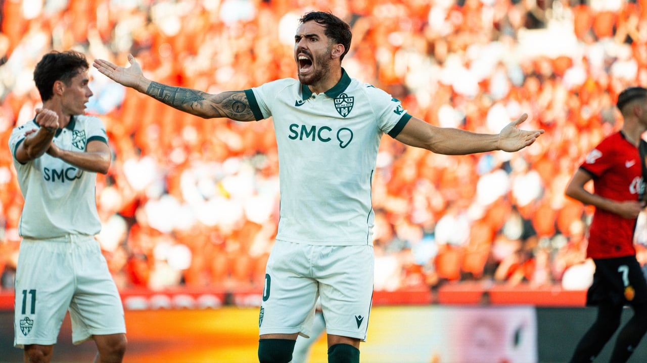 Álex Sola, jugador del Almería, se estrella con su coche y se va corriendo