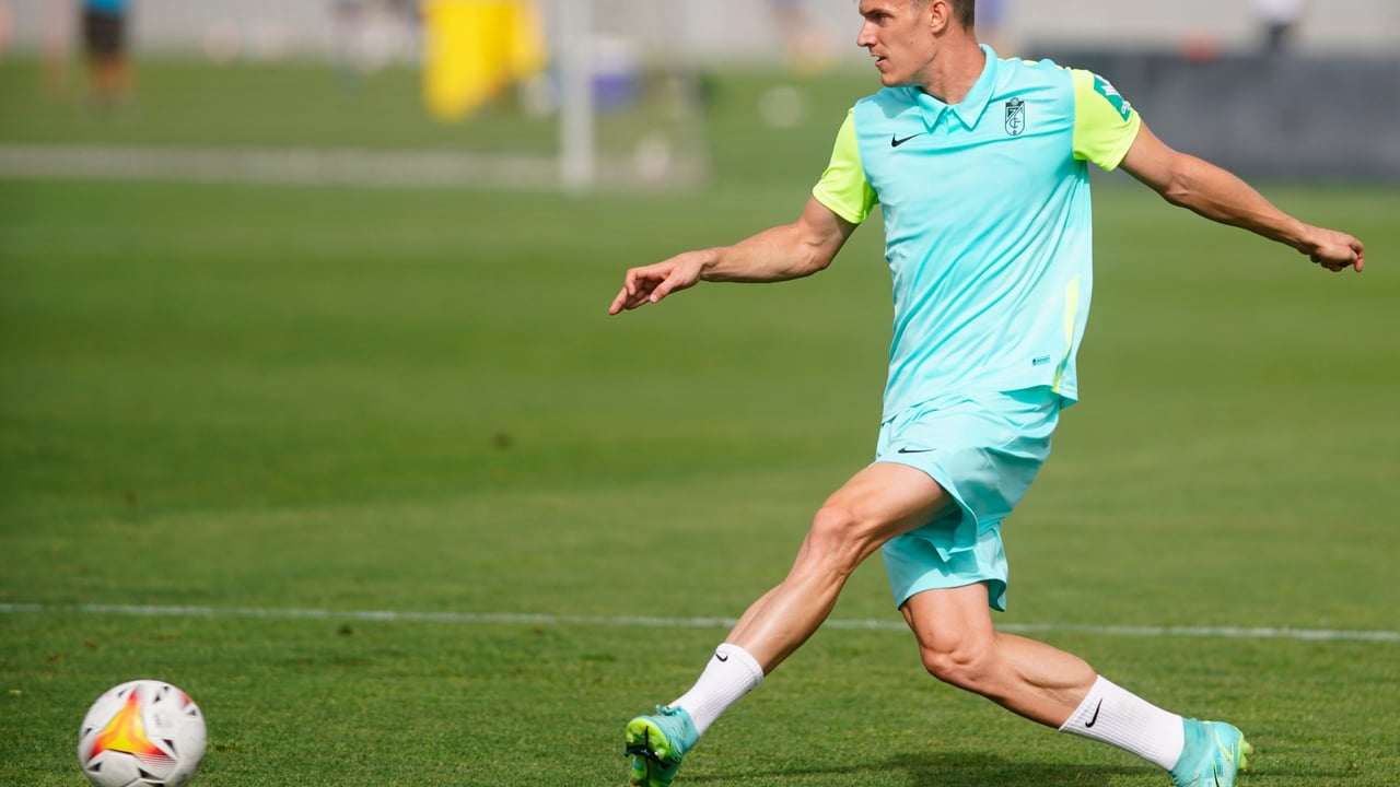 La salida de Escudero abre la puerta a Adrián Marín