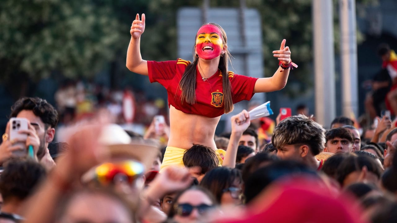 España celebra; otros arden: Diferencia Mundial también fuera del campo